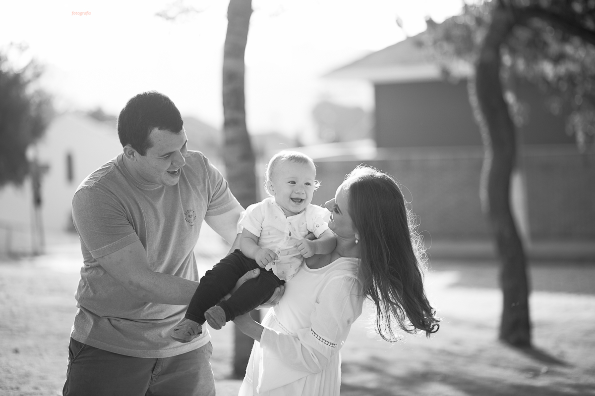 Ensaio fotográfico realizado na Ilha do Frade, família super especial, bebê Níkolas lindo, fotos muito divertidas, tarde de fotos feliz em Vitória ES, fotografia de Tássila Costa, família especial que fotogr