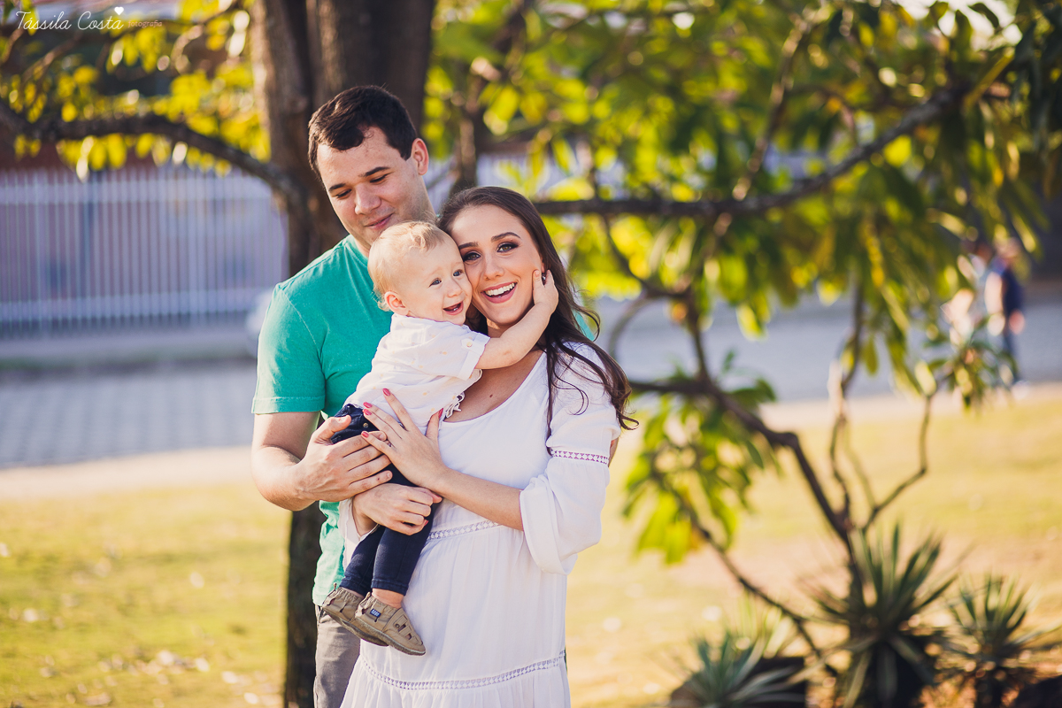 Ensaio fotográfico realizado na Ilha do Frade, família super especial, bebê Níkolas lindo, fotos muito divertidas, tarde de fotos feliz em Vitória ES, fotografia de Tássila Costa, família especial que fotogr