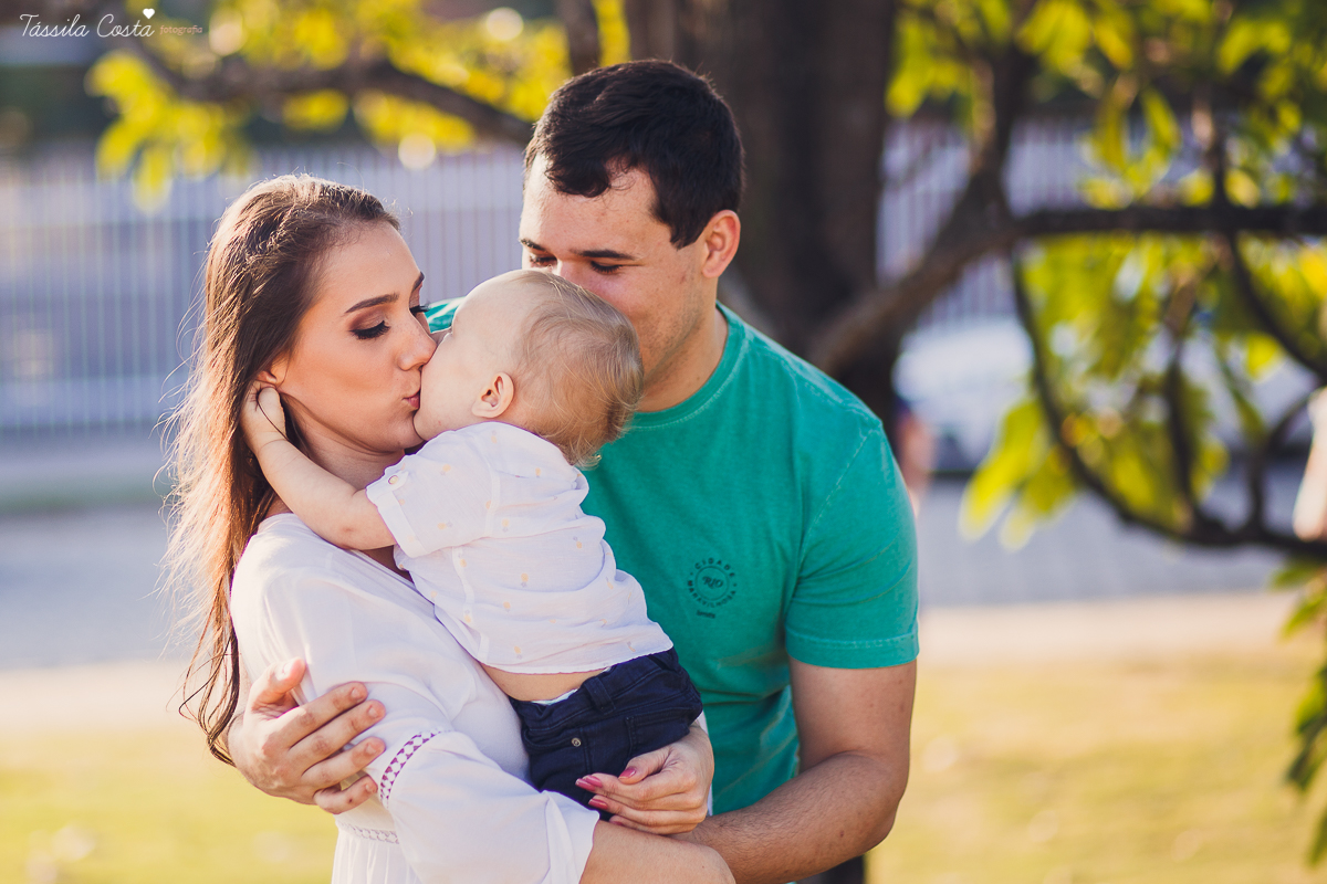 Ensaio fotográfico realizado na Ilha do Frade, família super especial, bebê Níkolas lindo, fotos muito divertidas, tarde de fotos feliz em Vitória ES, fotografia de Tássila Costa, família especial que fotogr