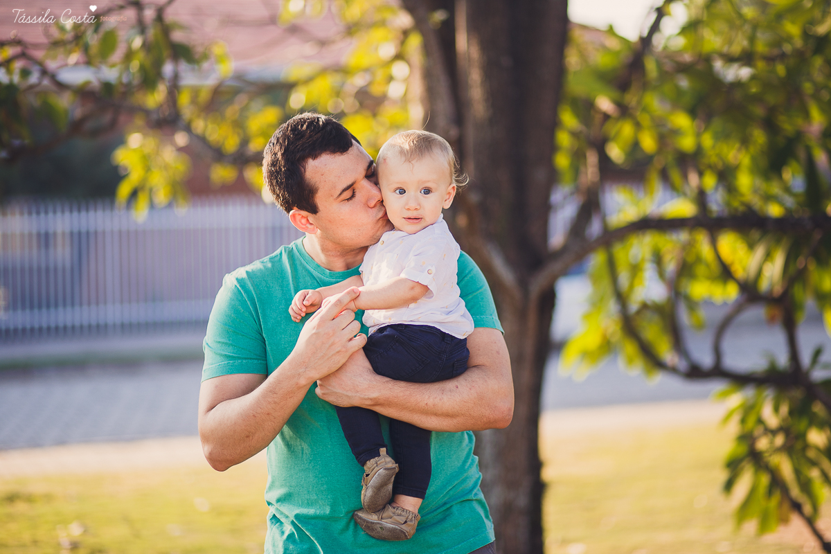 Ensaio fotográfico realizado na Ilha do Frade, família super especial, bebê Níkolas lindo, fotos muito divertidas, tarde de fotos feliz em Vitória ES, fotografia de Tássila Costa, família especial que fotogr