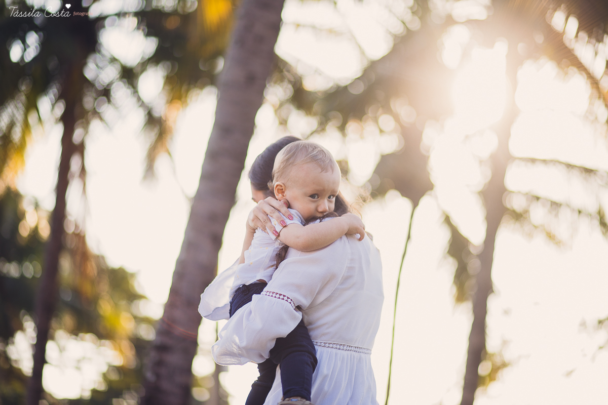 Ensaio fotográfico realizado na Ilha do Frade, família super especial, bebê Níkolas lindo, fotos muito divertidas, tarde de fotos feliz em Vitória ES, fotografia de Tássila Costa, família especial que fotogr