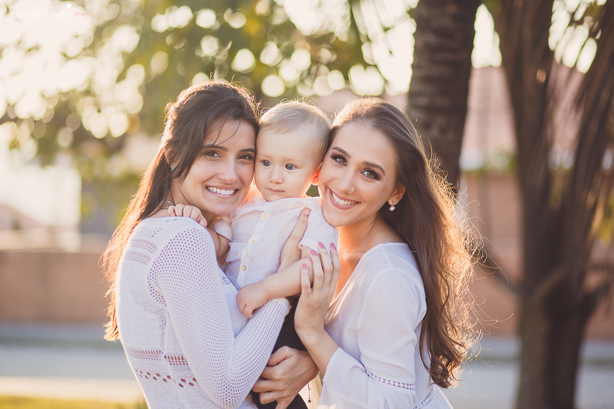 Ensaio fotográfico realizado na Ilha do Frade, família super especial, bebê Níkolas lindo, fotos muito divertidas, tarde de fotos feliz em Vitória ES, fotografia de Tássila Costa, família especial que fotogr