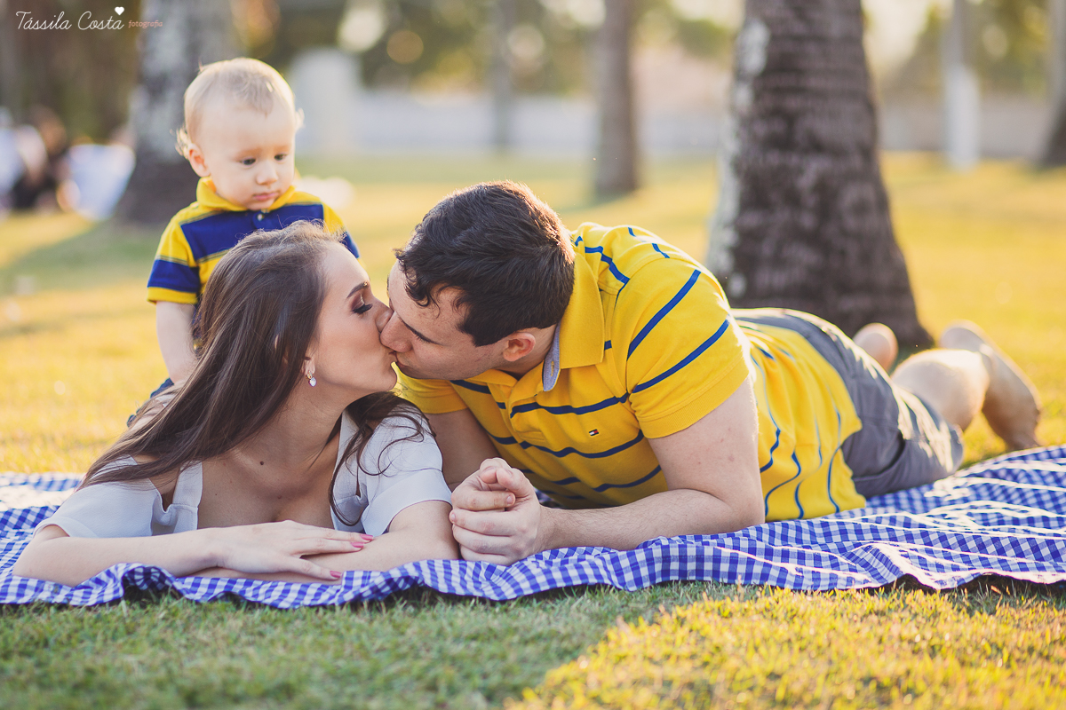 Ensaio fotográfico realizado na Ilha do Frade, família super especial, bebê Níkolas lindo, fotos muito divertidas, tarde de fotos feliz em Vitória ES, fotografia de Tássila Costa, família especial que fotogr