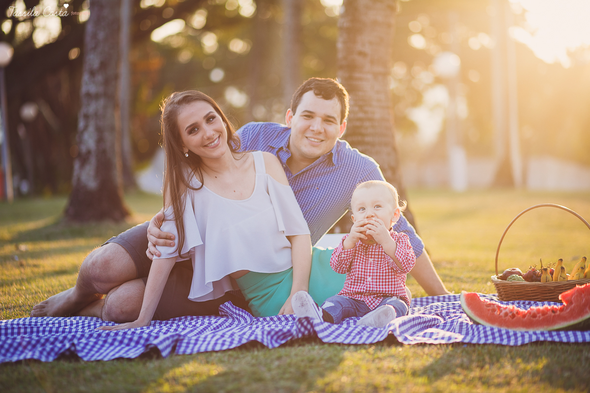 Ensaio fotográfico realizado na Ilha do Frade, família super especial, bebê Níkolas lindo, fotos muito divertidas, tarde de fotos feliz em Vitória ES, fotografia de Tássila Costa, família especial que fotogr
