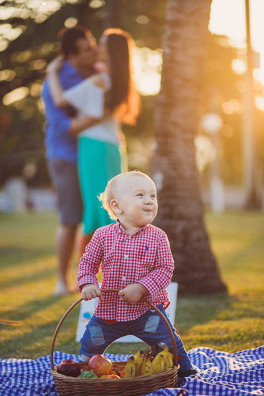 Ensaio fotográfico realizado na Ilha do Frade, família super especial, bebê Níkolas lindo, fotos muito divertidas, tarde de fotos feliz em Vitória ES, fotografia de Tássila Costa, família especial que fotogr