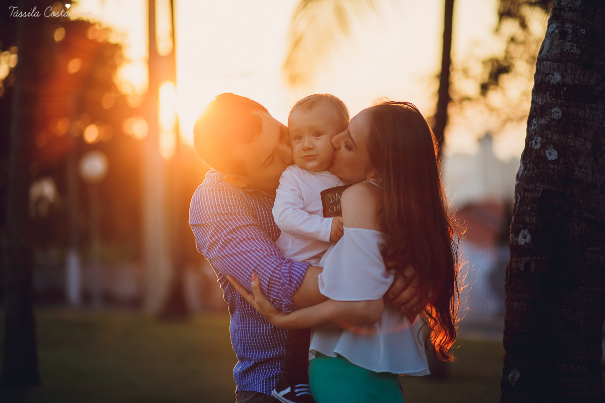Ensaio fotográfico realizado na Ilha do Frade, família super especial, bebê Níkolas lindo, fotos muito divertidas, tarde de fotos feliz em Vitória ES, fotografia de Tássila Costa, família especial que fotogr