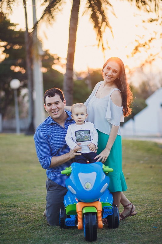 Ensaio fotográfico realizado na Ilha do Frade, família super especial, bebê Níkolas lindo, fotos muito divertidas, tarde de fotos feliz em Vitória ES, fotografia de Tássila Costa, família especial que fotogr