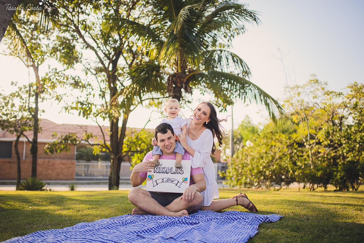 Ensaio fotográfico realizado na Ilha do Frade, família super especial, bebê Níkolas lindo, fotos muito divertidas, tarde de fotos feliz em Vitória ES, fotografia de Tássila Costa, família especial que fotogr