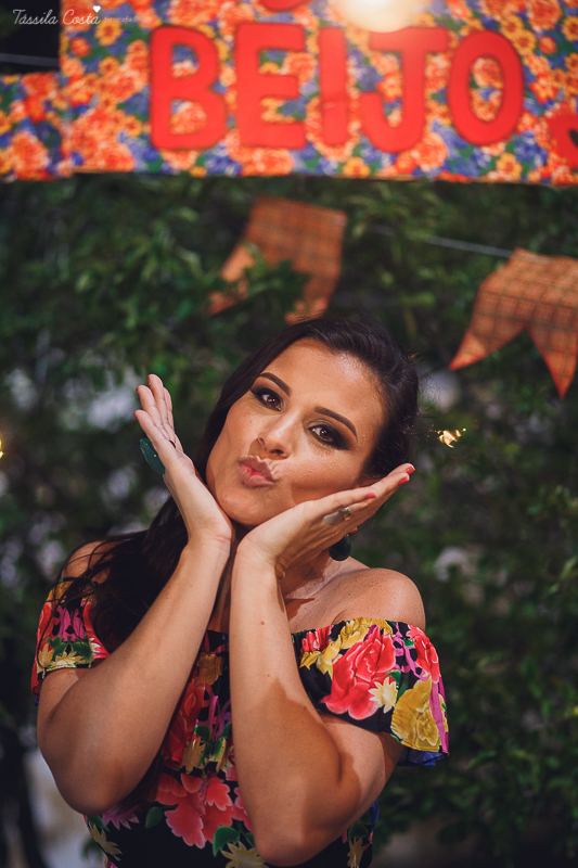 festa de adulto no tema festa junina, dia de são joão, em Vila Velha es, aniversariante Jéssica Scarpi, evento lindo, aniversário em família no condomínio do prédio, fotos pra vida, recordação