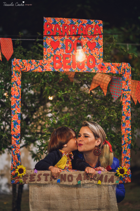 festa de adulto no tema festa junina, dia de são joão, em Vila Velha es, aniversariante Jéssica Scarpi, evento lindo, aniversário em família no condomínio do prédio, fotos pra vida, recordação