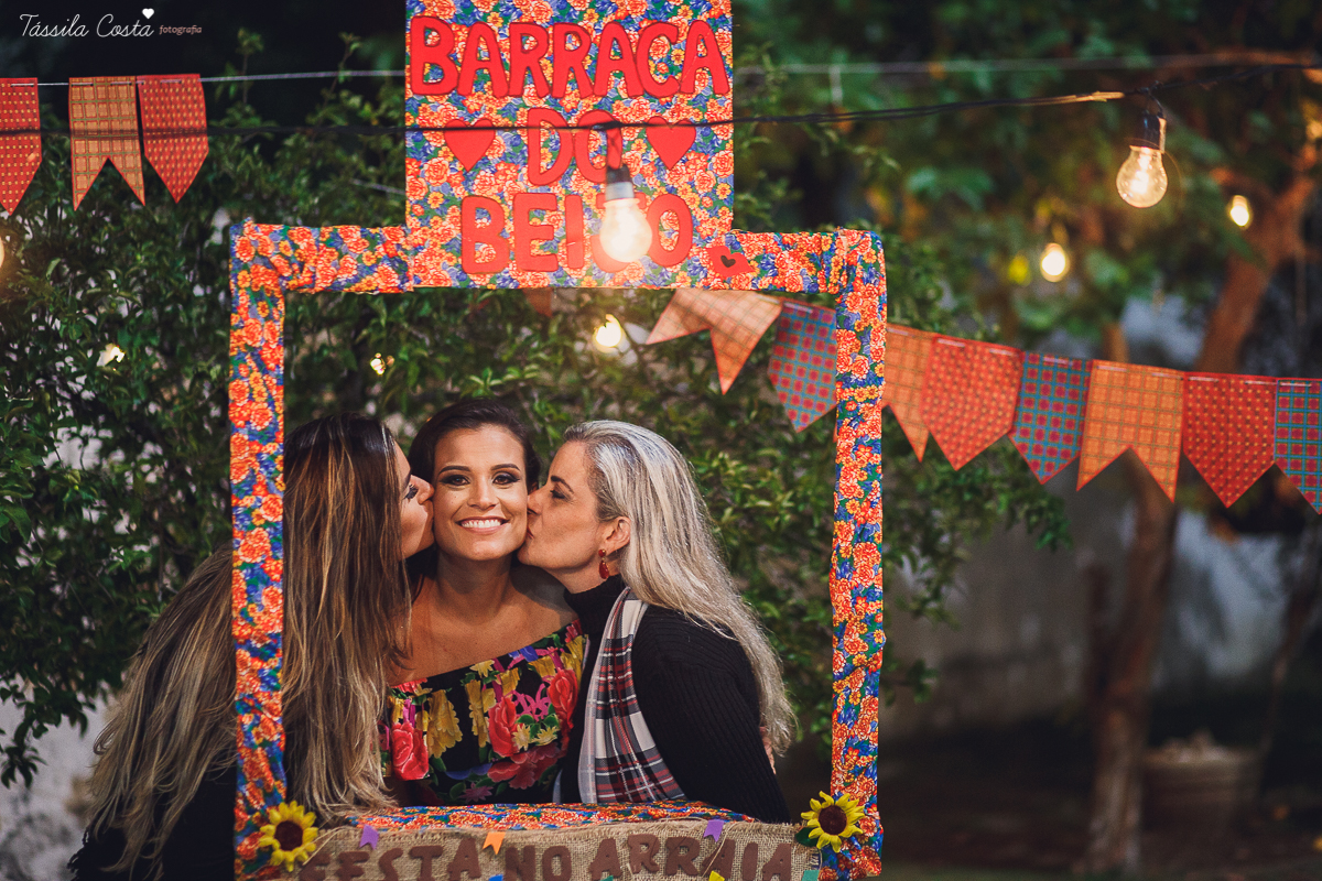 festa de adulto no tema festa junina, dia de são joão, em Vila Velha es, aniversariante Jéssica Scarpi, evento lindo, aniversário em família no condomínio do prédio, fotos pra vida, recordação