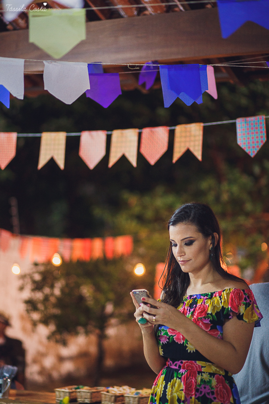 festa de adulto no tema festa junina, dia de são joão, em Vila Velha es, aniversariante Jéssica Scarpi, evento lindo, aniversário em família no condomínio do prédio, fotos pra vida, recordação