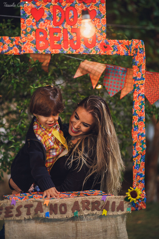 festa de adulto no tema festa junina, dia de são joão, em Vila Velha es, aniversariante Jéssica Scarpi, evento lindo, aniversário em família no condomínio do prédio, fotos pra vida, recordação