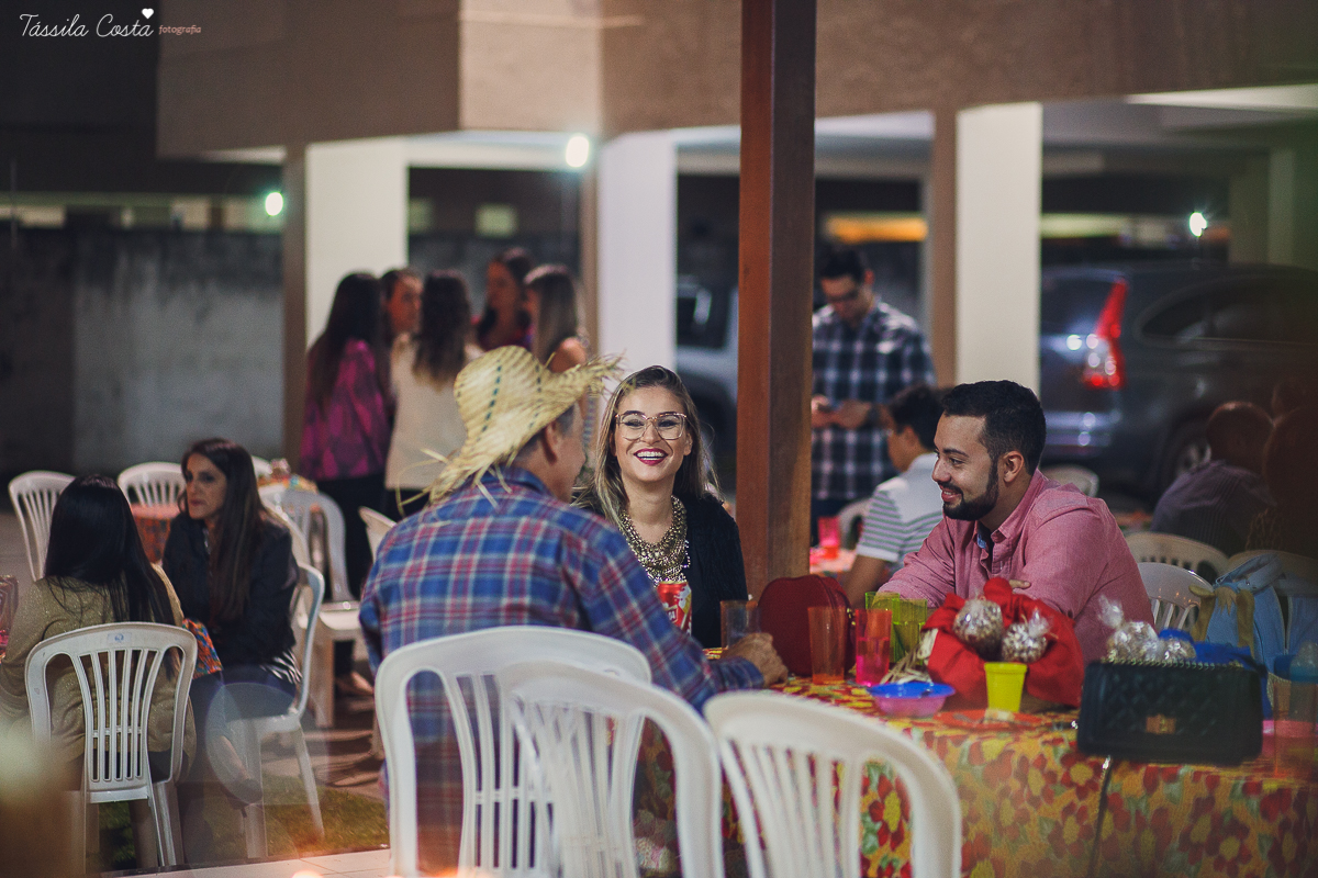 festa de adulto no tema festa junina, dia de são joão, em Vila Velha es, aniversariante Jéssica Scarpi, evento lindo, aniversário em família no condomínio do prédio, fotos pra vida, recordação