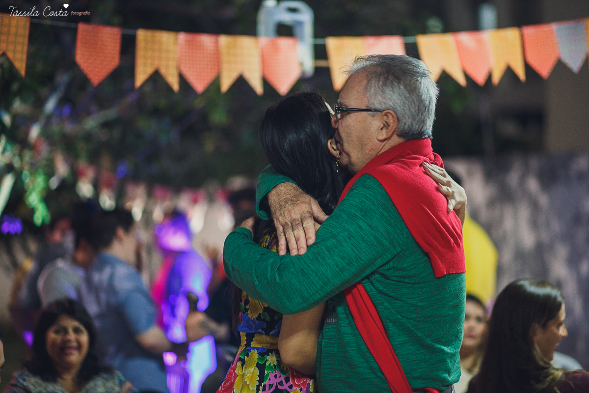 festa de adulto no tema festa junina, dia de são joão, em Vila Velha es, aniversariante Jéssica Scarpi, evento lindo, aniversário em família no condomínio do prédio, fotos pra vida, recordação
