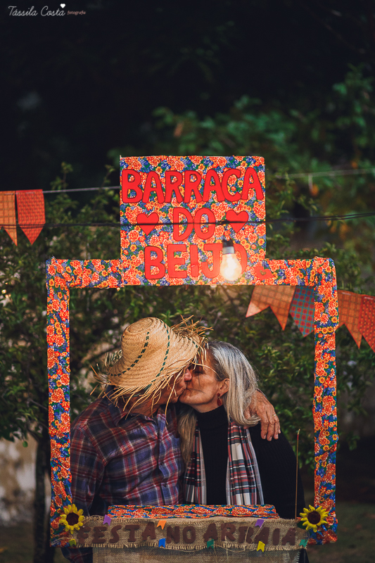 festa de adulto no tema festa junina, dia de são joão, em Vila Velha es, aniversariante Jéssica Scarpi, evento lindo, aniversário em família no condomínio do prédio, fotos pra vida, recordação