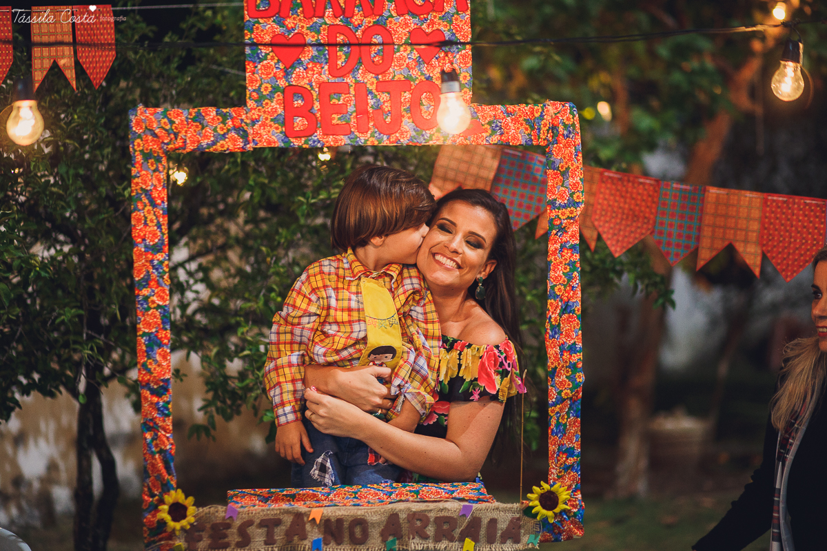 festa de adulto no tema festa junina, dia de são joão, em Vila Velha es, aniversariante Jéssica Scarpi, evento lindo, aniversário em família no condomínio do prédio, fotos pra vida, recordação