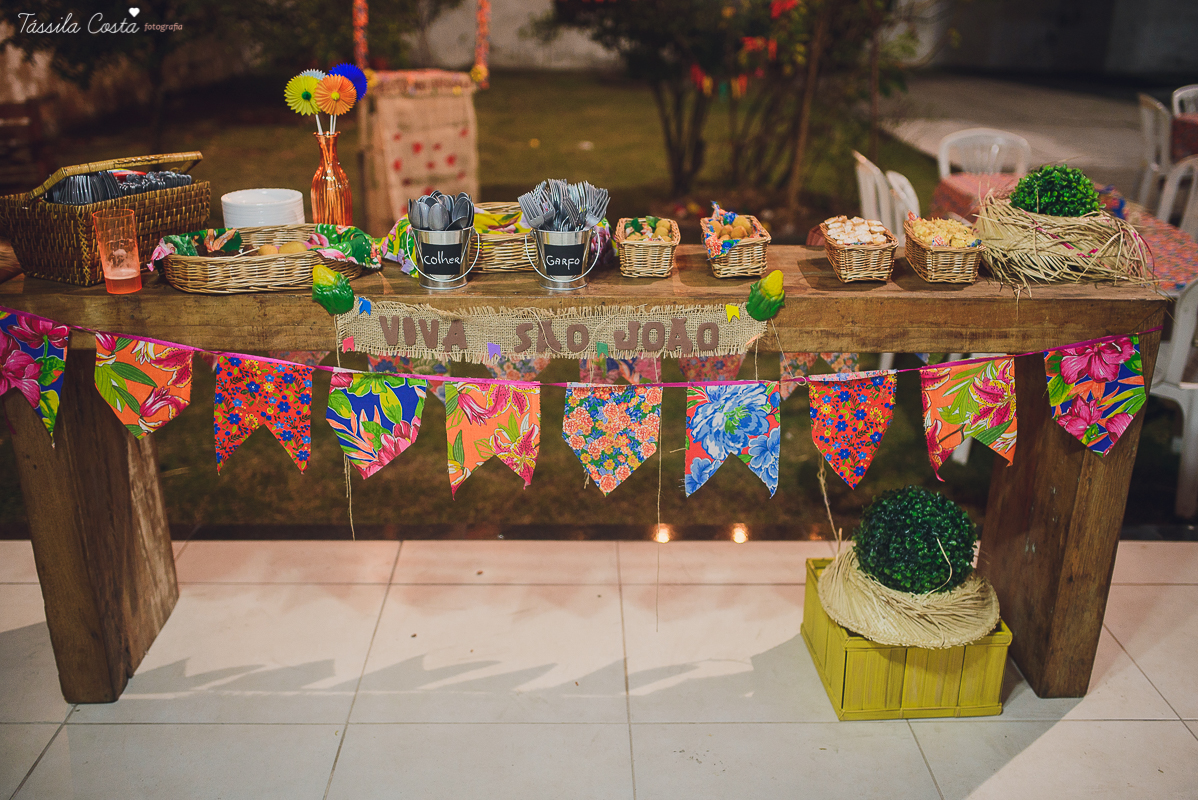 festa de adulto no tema festa junina, dia de são joão, em Vila Velha es, aniversariante Jéssica Scarpi, evento lindo, aniversário em família no condomínio do prédio, fotos pra vida, recordação