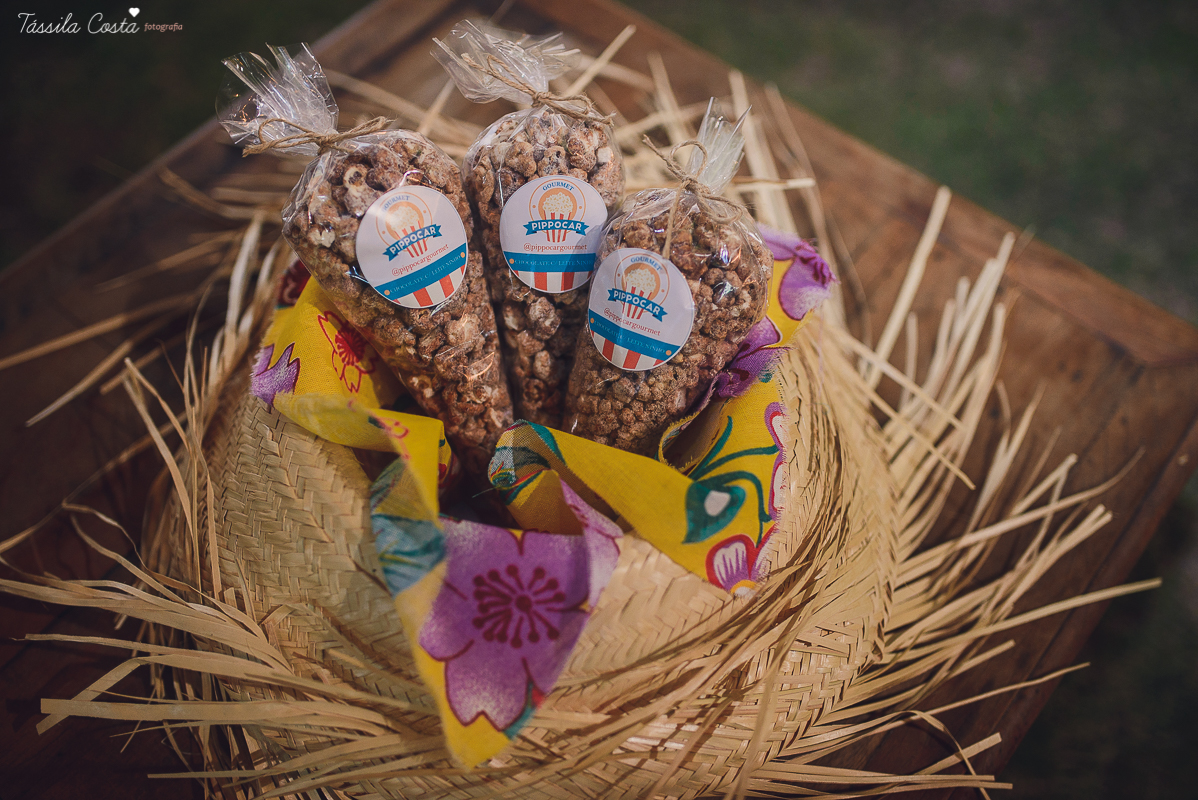festa de adulto no tema festa junina, dia de são joão, em Vila Velha es, aniversariante Jéssica Scarpi, evento lindo, aniversário em família no condomínio do prédio, fotos pra vida, recordação