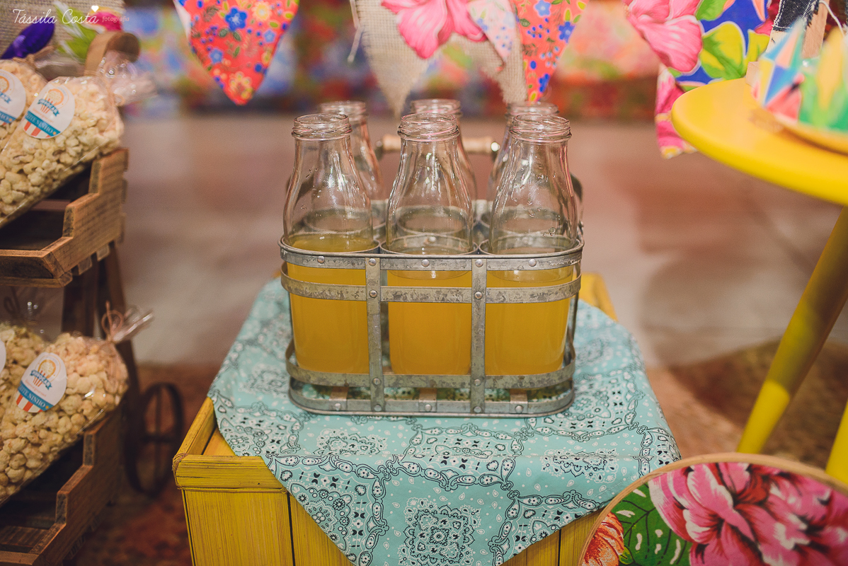 festa de adulto no tema festa junina, dia de são joão, em Vila Velha es, aniversariante Jéssica Scarpi, evento lindo, aniversário em família no condomínio do prédio, fotos pra vida, recordação