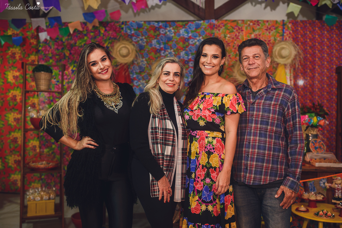 festa de adulto no tema festa junina, dia de são joão, em Vila Velha es, aniversariante Jéssica Scarpi, evento lindo, aniversário em família no condomínio do prédio, fotos pra vida, recordação