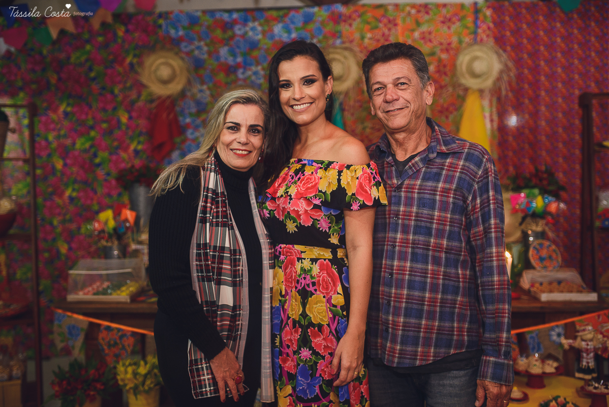 festa de adulto no tema festa junina, dia de são joão, em Vila Velha es, aniversariante Jéssica Scarpi, evento lindo, aniversário em família no condomínio do prédio, fotos pra vida, recordação