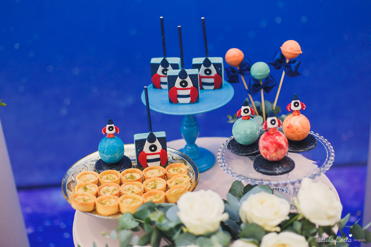 chá de bebê super diferente, da blogueira Thanandra, mãe do josé e levi, mãe de dois, chá de bebê todo azul, tema universo, tema constelação, fotografia de chá de bebê em vitória, ideia para chá de bebê super diferente, tássila costa fotografia 