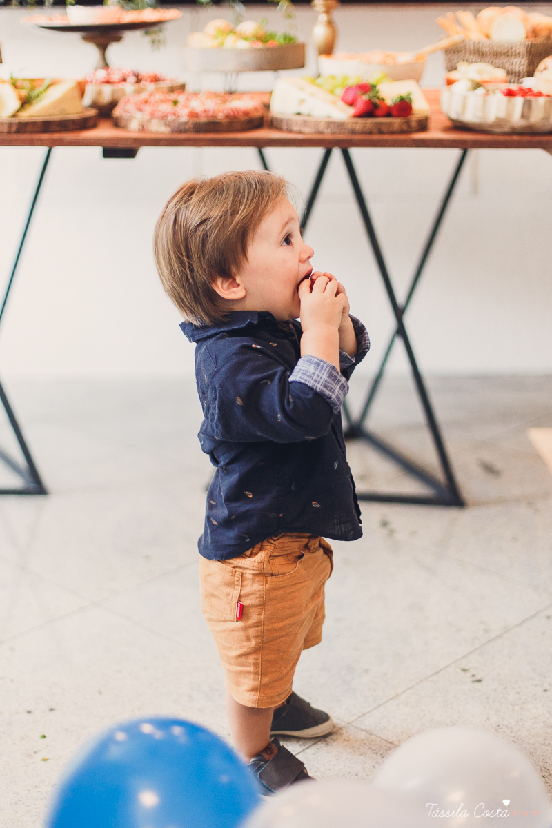 chá de bebê super diferente, da blogueira Thanandra, mãe do josé e levi, mãe de dois, chá de bebê todo azul, tema universo, tema constelação, fotografia de chá de bebê em vitória, ideia para chá de bebê super diferente, tássila costa fotografia 