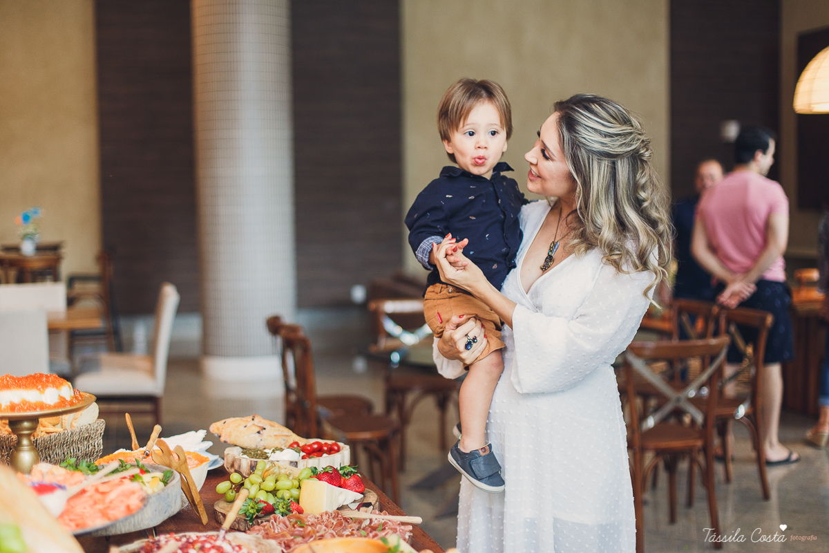 chá de bebê super diferente, da blogueira Thanandra, mãe do josé e levi, mãe de dois, chá de bebê todo azul, tema universo, tema constelação, fotografia de chá de bebê em vitória, ideia para chá de bebê super diferente, tássila costa fotografia 