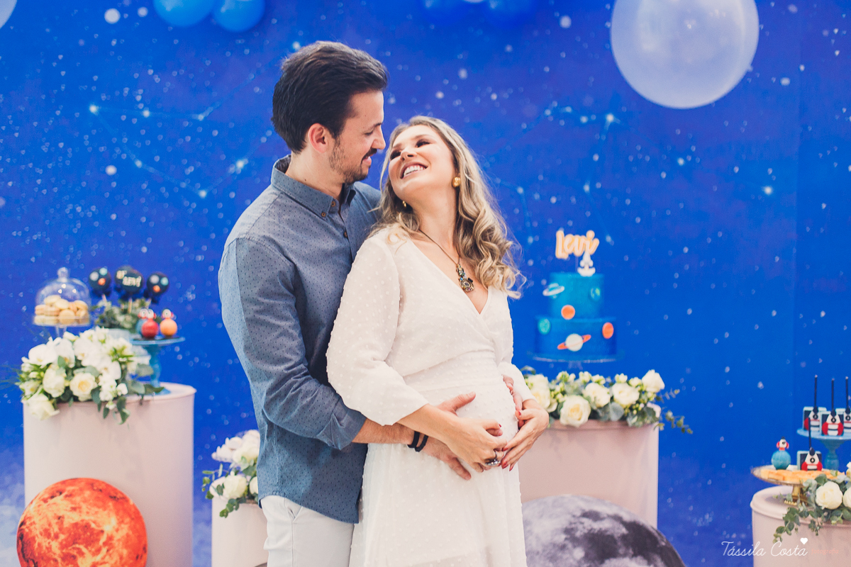 chá de bebê super diferente, da blogueira Thanandra, mãe do josé e levi, mãe de dois, chá de bebê todo azul, tema universo, tema constelação, fotografia de chá de bebê em vitória, ideia para chá de bebê super diferente, tássila costa fotografia 