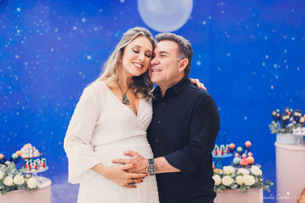 chá de bebê super diferente, da blogueira Thanandra, mãe do josé e levi, mãe de dois, chá de bebê todo azul, tema universo, tema constelação, fotografia de chá de bebê em vitória, ideia para chá de bebê super diferente, tássila costa fotografia 