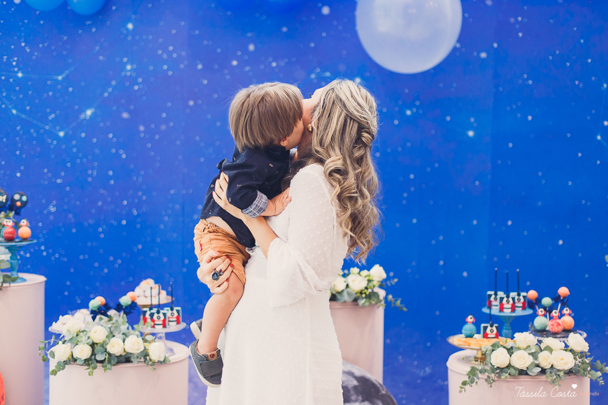 chá de bebê super diferente, da blogueira Thanandra, mãe do josé e levi, mãe de dois, chá de bebê todo azul, tema universo, tema constelação, fotografia de chá de bebê em vitória, ideia para chá de bebê super diferente, tássila costa fotografia 