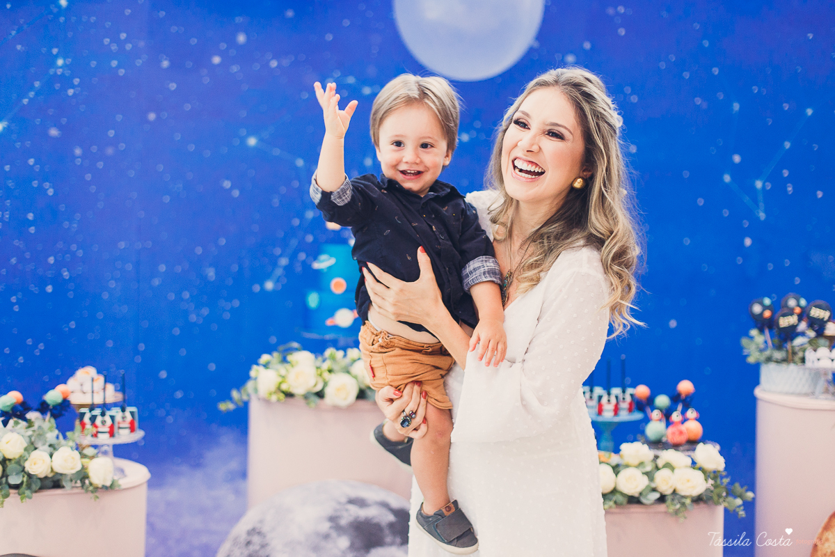 chá de bebê super diferente, da blogueira Thanandra, mãe do josé e levi, mãe de dois, chá de bebê todo azul, tema universo, tema constelação, fotografia de chá de bebê em vitória, ideia para chá de bebê super diferente, tássila costa fotografia 