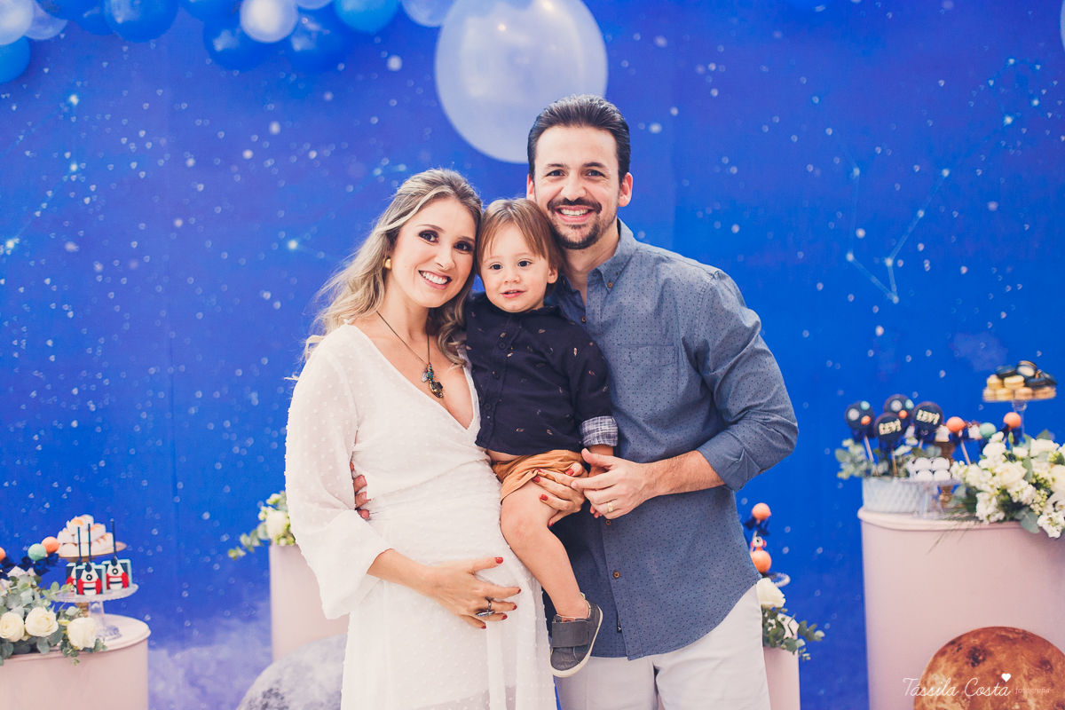chá de bebê super diferente, da blogueira Thanandra, mãe do josé e levi, mãe de dois, chá de bebê todo azul, tema universo, tema constelação, fotografia de chá de bebê em vitória, ideia para chá de bebê super diferente, tássila costa fotografia 