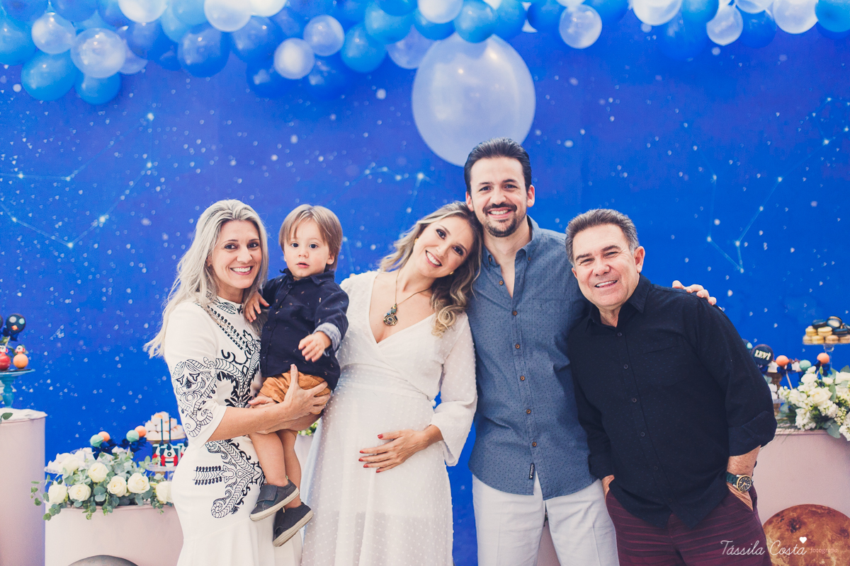 chá de bebê super diferente, da blogueira Thanandra, mãe do josé e levi, mãe de dois, chá de bebê todo azul, tema universo, tema constelação, fotografia de chá de bebê em vitória, ideia para chá de bebê super diferente, tássila costa fotografia 