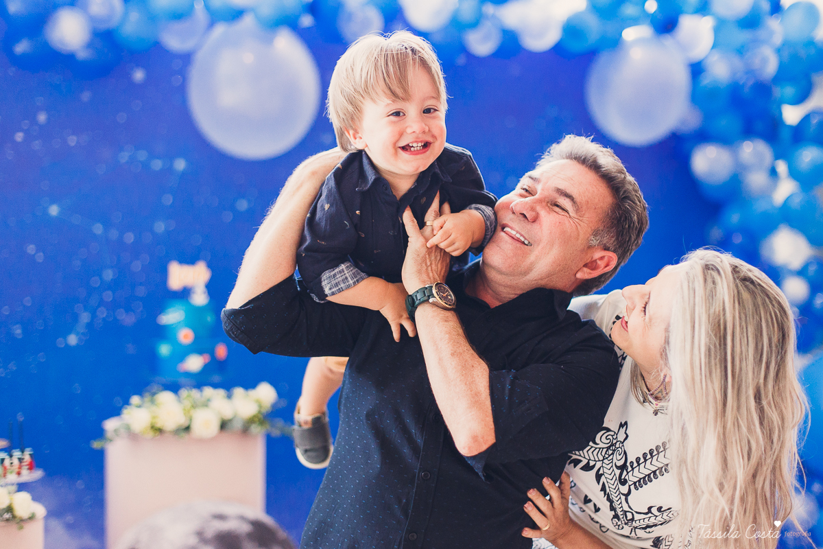 chá de bebê super diferente, da blogueira Thanandra, mãe do josé e levi, mãe de dois, chá de bebê todo azul, tema universo, tema constelação, fotografia de chá de bebê em vitória, ideia para chá de bebê super diferente, tássila costa fotografia 