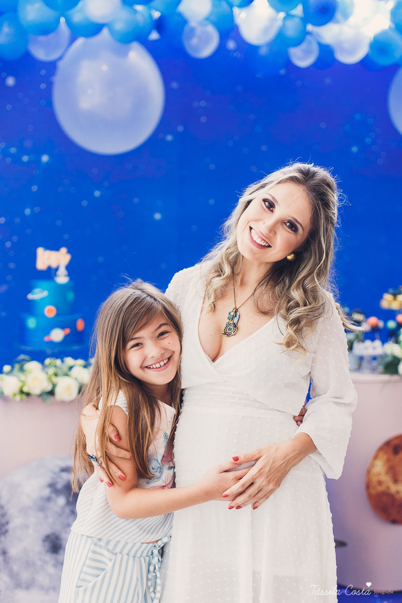 chá de bebê super diferente, da blogueira Thanandra, mãe do josé e levi, mãe de dois, chá de bebê todo azul, tema universo, tema constelação, fotografia de chá de bebê em vitória, ideia para chá de bebê super diferente, tássila costa fotografia 