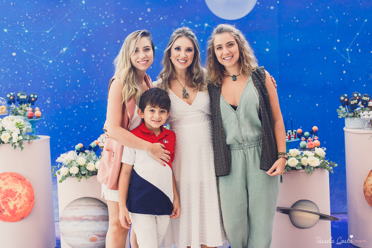 chá de bebê super diferente, da blogueira Thanandra, mãe do josé e levi, mãe de dois, chá de bebê todo azul, tema universo, tema constelação, fotografia de chá de bebê em vitória, ideia para chá de bebê super diferente, tássila costa fotografia 