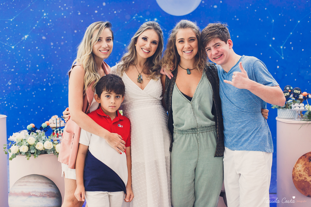 chá de bebê super diferente, da blogueira Thanandra, mãe do josé e levi, mãe de dois, chá de bebê todo azul, tema universo, tema constelação, fotografia de chá de bebê em vitória, ideia para chá de bebê super diferente, tássila costa fotografia 