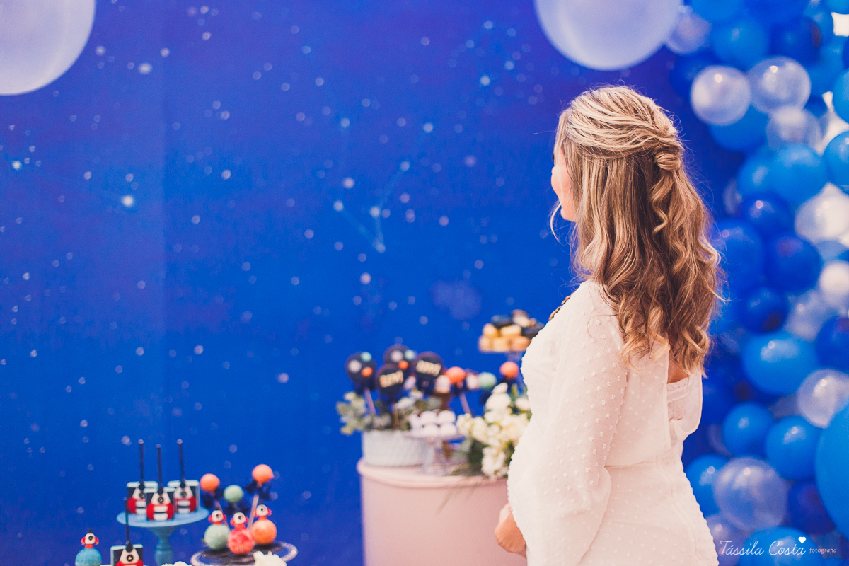 chá de bebê super diferente, da blogueira Thanandra, mãe do josé e levi, mãe de dois, chá de bebê todo azul, tema universo, tema constelação, fotografia de chá de bebê em vitória, ideia para chá de bebê super diferente, tássila costa fotografia 