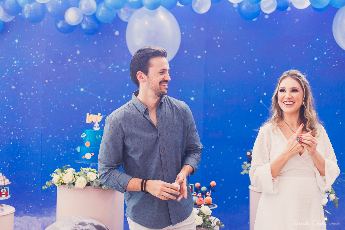 chá de bebê super diferente, da blogueira Thanandra, mãe do josé e levi, mãe de dois, chá de bebê todo azul, tema universo, tema constelação, fotografia de chá de bebê em vitória, ideia para chá de bebê super diferente, tássila costa fotografia 