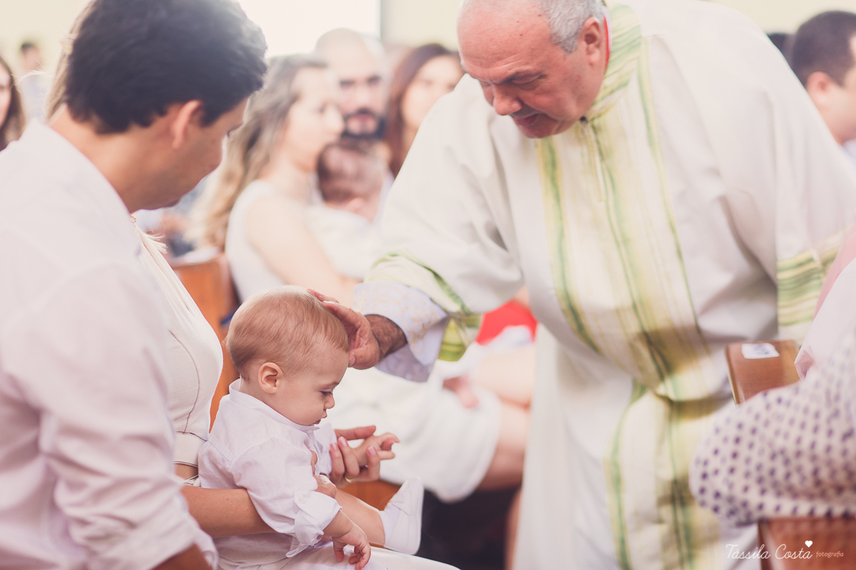batizado do Davi, batizado no Santuário de Fátima, no Bairro de Fátima, em Vitória ES, fotografia de batizado em Vitória ES, decoração de almoço de batizado, batizado de menino, o que vestir no batizado do meu filho, batizando meu bebê de 9 meses, tássila