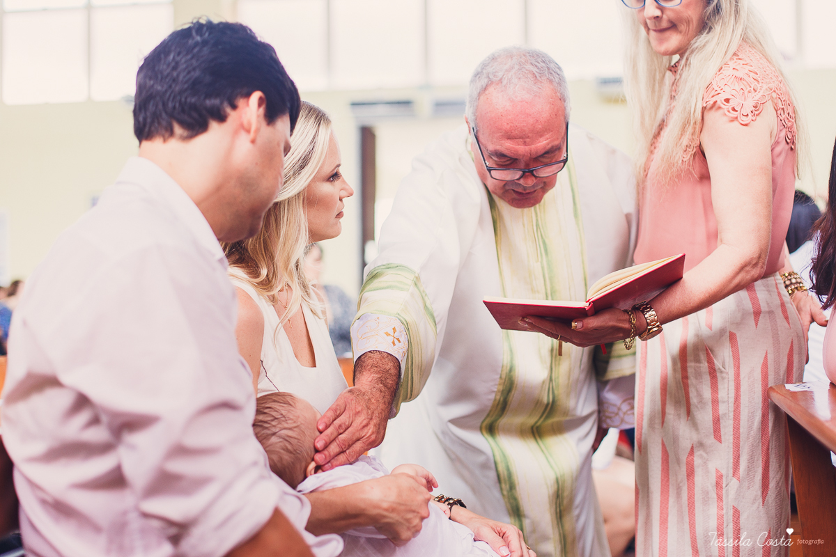 batizado do Davi, batizado no Santuário de Fátima, no Bairro de Fátima, em Vitória ES, fotografia de batizado em Vitória ES, decoração de almoço de batizado, batizado de menino, o que vestir no batizado do meu filho, batizando meu bebê de 9 meses, tássila