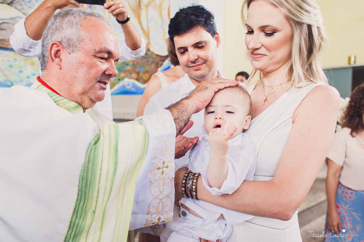 batizado do Davi, batizado no Santuário de Fátima, no Bairro de Fátima, em Vitória ES, fotografia de batizado em Vitória ES, decoração de almoço de batizado, batizado de menino, o que vestir no batizado do meu filho, batizando meu bebê de 9 meses, tássila