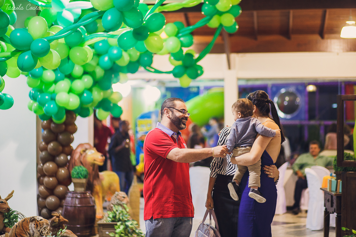 festa linda para o otávio, que completou 1 ano de vida, e comemorou com amigos e familiares no cerimonial infantil em jardim da penha, pirlim pim lim, fotografia de tássila costa fotografia, festa de menino com o tema safari, festa dos sonho