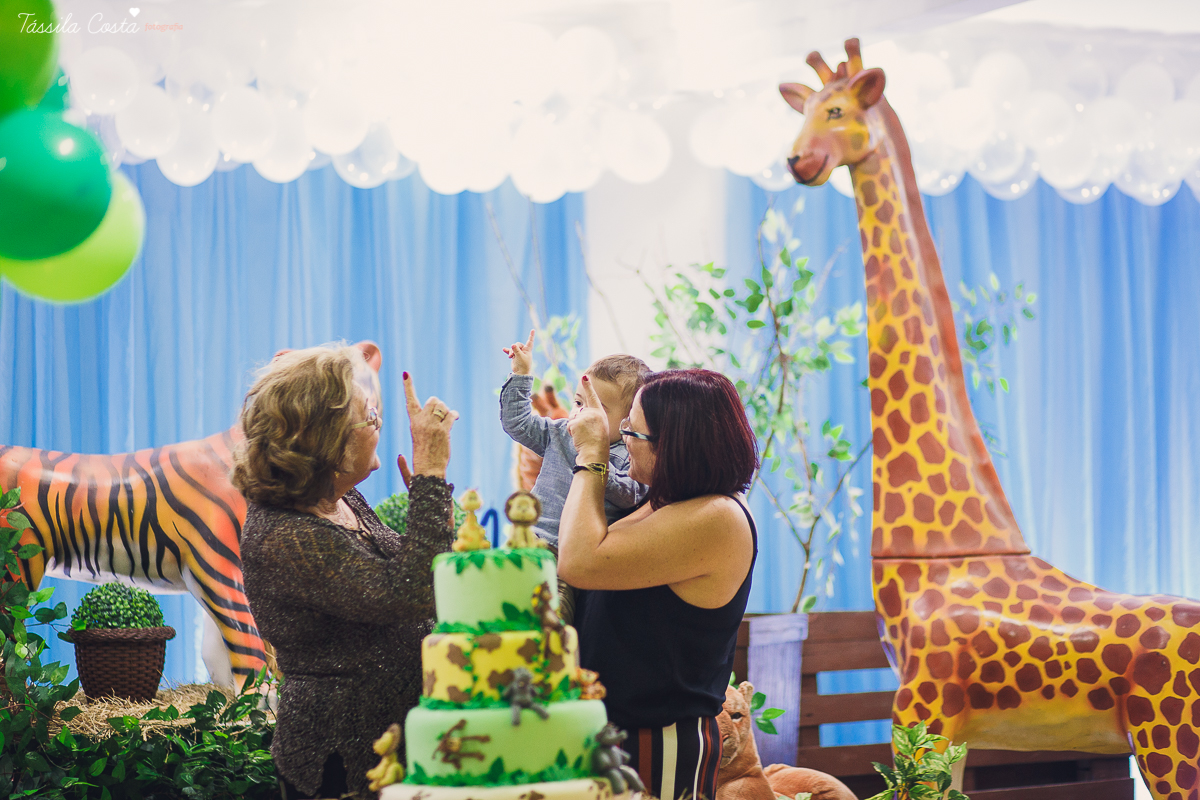 festa linda para o otávio, que completou 1 ano de vida, e comemorou com amigos e familiares no cerimonial infantil em jardim da penha, pirlim pim lim, fotografia de tássila costa fotografia, festa de menino com o tema safari, festa dos sonho