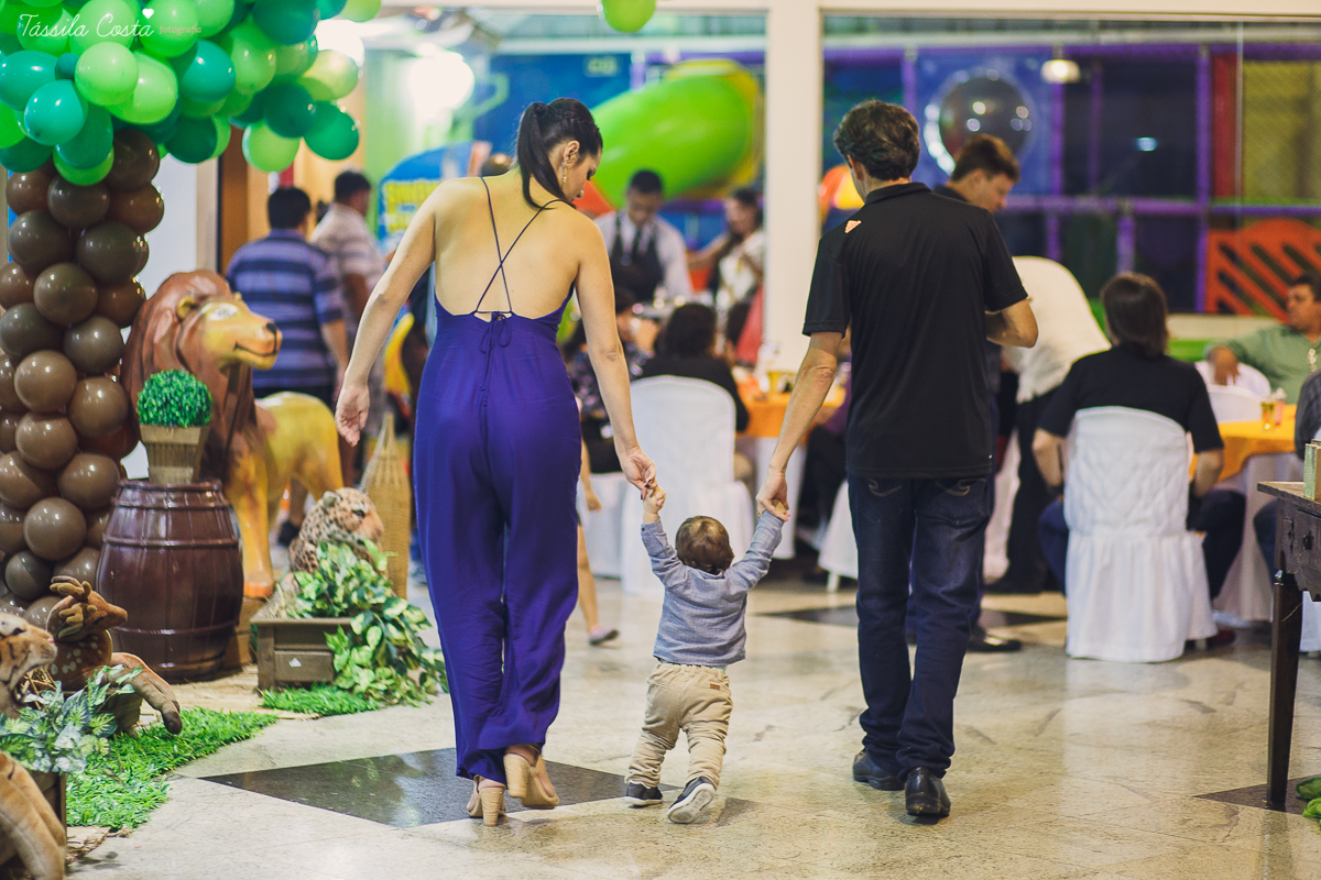 festa linda para o otávio, que completou 1 ano de vida, e comemorou com amigos e familiares no cerimonial infantil em jardim da penha, pirlim pim lim, fotografia de tássila costa fotografia, festa de menino com o tema safari, festa dos sonho