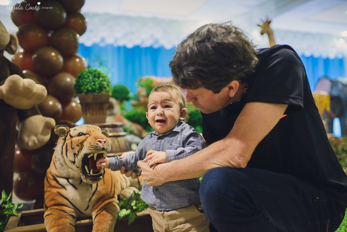 festa linda para o otávio, que completou 1 ano de vida, e comemorou com amigos e familiares no cerimonial infantil em jardim da penha, pirlim pim lim, fotografia de tássila costa fotografia, festa de menino com o tema safari, festa dos sonho