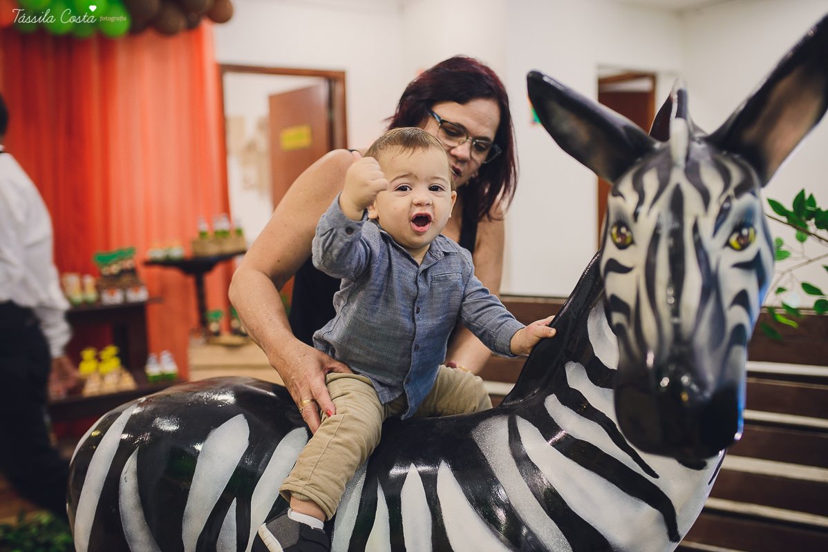 festa linda para o otávio, que completou 1 ano de vida, e comemorou com amigos e familiares no cerimonial infantil em jardim da penha, pirlim pim lim, fotografia de tássila costa fotografia, festa de menino com o tema safari, festa dos sonho