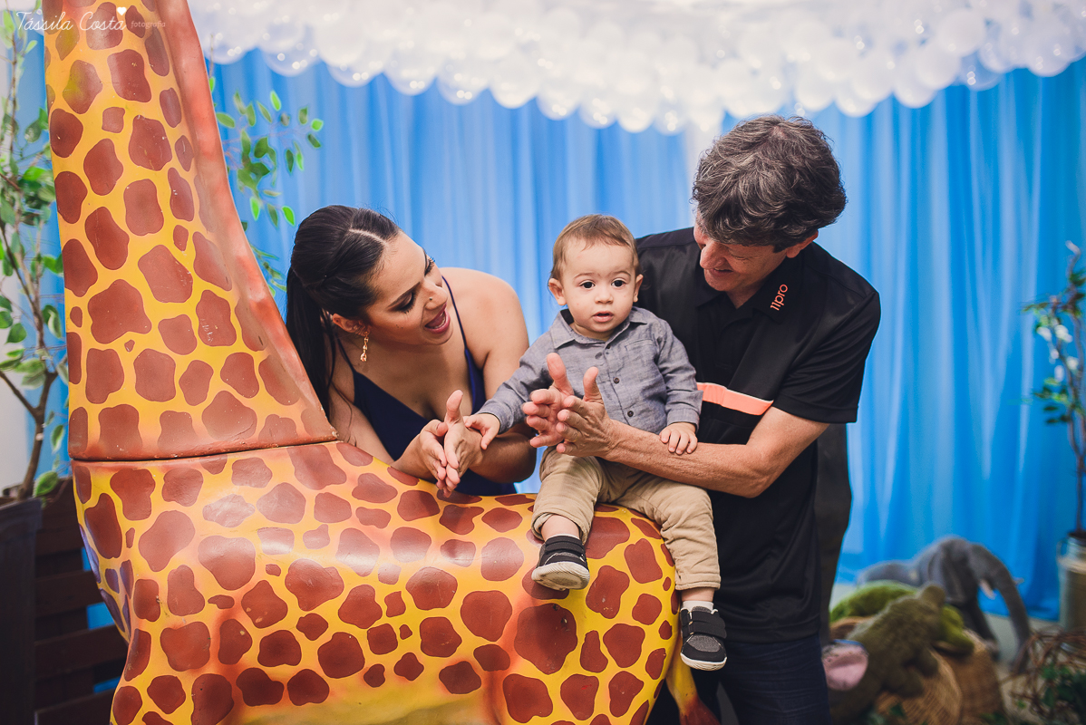 festa linda para o otávio, que completou 1 ano de vida, e comemorou com amigos e familiares no cerimonial infantil em jardim da penha, pirlim pim lim, fotografia de tássila costa fotografia, festa de menino com o tema safari, festa dos sonho